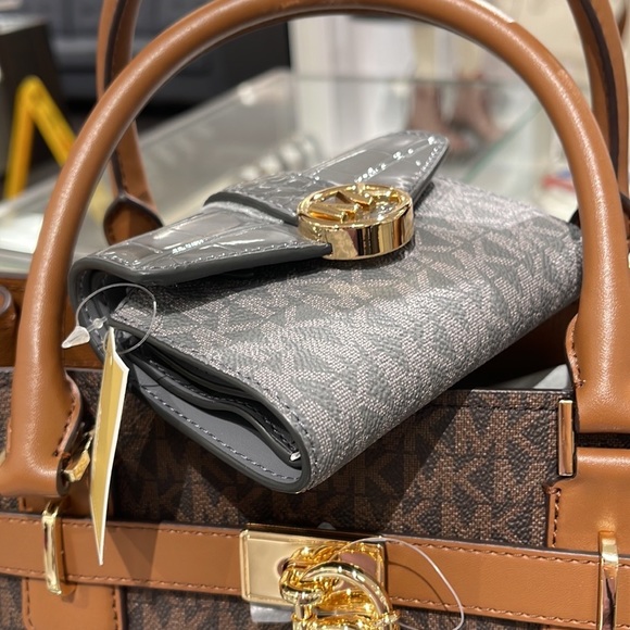 MICHAEL KORS CARMEN MEDIUM FLAP LOGO AND FAUX LEATHER WALLET 
HEATHER GREY MULTI - Picture 3 of 16